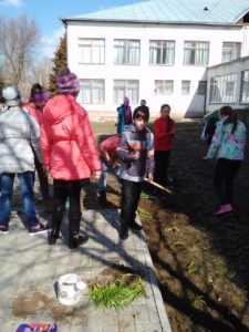 02.05.2017 Rezultatele bilunarului ecologic. Acțiuni de salubrizare ale elevilor clasei a V-a, dirijați de profesorul Bogdan Elena