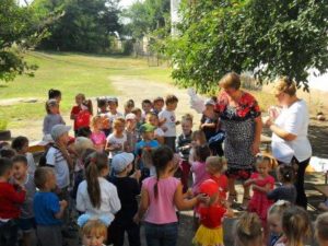 23.08.2017  picii de la grădiniță învață să pună murături … ”Peripețiile iepurașului Țup în grădină”.