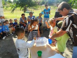 24.08.2017 Azi picii noștri experimentează cu apa.