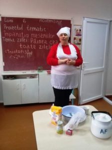 07.11.2017 Azi copiii din grupa mare și pregătitoare au copt pâine. Curiozitate, emoții, interes !!!