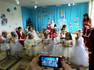 18.12.2017 Serbare de Crăciun în grupa mică. Educator: Todorov Laura