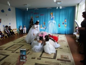 20.12.2017 Serbare de Crăciun la grupa medie. Educator: Stefoglo Anastasia