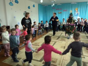 12.01.2018 Distracțiile continuă !!! ”Adio, brăduleț” Educatorii Todorov Laura, Stefoglo Anastasia și Ivasenco Mariana au organizat o activitate distractivă pentru picii din grupa mică și medie.