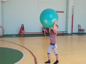 08.08.18 Starturi vesele pentru picii din grădiniță !!!  Emoții la maxim !!!! Sala de sport a reânviat după o vacanță de 2 luni …