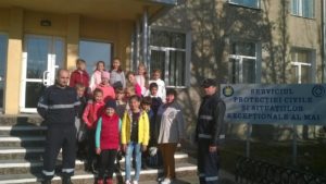 18.10.2018 În conformitate cu prevederile ordinului comun al Ministerului Educaţiei şi Serviciului Protecţiei Civile şi Situaţii Excepţionale nr. 669/136 din 21.08.2009 şi planului de pregătire a instituţiei în domeniul protecţiei civile, în urma  desfăşurării aplicaţiei la protecţia civilă „Ziua protecţiei civile” și în  scopul asigurării unui nivel organizatoric înalt elevii clasei a III, diriginte Alexandrova Tamara au vizitat Serviciul Protecției Civile și Situațiilor Excepționale al MAE din or. Cahul.