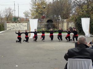 20.10.2018  Dansatorii noștru au felicitat angajații de la ”Vinia Traian” cu un concert frumos.