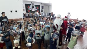 10.01.2019 ”Chateau Cristi”, Constantin și Marina Șevciuc, Dmitrii Dolapci au bucurat copilașii noștri cu dulciuri !!! Dragi copii și părinți, compania ”Chateau Cristi” are doar un an de când a început să lucreze pe teritoriul comunei Găvănoasa, cu toate acestea a reușit nu doar să planteze viță-de-vie , oferind astfel locuri de muncă pentru mulți locuitori ai satului nostru, ci au și reușit să facă multe lucruri frumoase pentru copiii din satul nostru. Au instalat astă toamnă câteva nisipiere, la începutul iernii au venit cu multe jucării și cărți. Astăzi au oferit cadouri dulci tuturor copiilor de la naștere până la 7 ani. Suntem nespus de bucuroși că avem astfel de operatori economici, pe care-i doare sufletul pentru copii noștri.  Vă mulțumim pentru implicare !!!