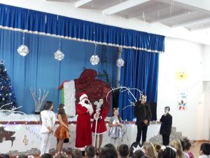 24.12.2019, în așteptarea lui Moș Crăciun, elevii gimnaziului au sărbătoril Revelionul.