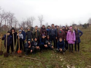 Astăzi, 20.12.2019, elevii noștri au participat la o activitate de voluntariat, unde fiecare elev a plantat câte un arbore în parcul bisericii din comuna noastră