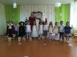 Carnavalul ”Vine,vine, Anul Nou !!!” Educatorii, DAE, CE și clasa a 9-a.