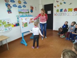 Activitate publică „Cursa insectelor” în grupa medie „Buburuza” responsabil Ivasenco Marianna