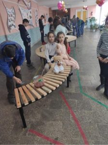 Activitate de voluntariat ,, Vopsirea scaunului,, cl.8 .Diriginte Reapciuc Valentina .