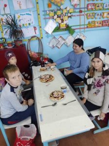 La ora practică Educația tehnologică ,elevii cu CES au pregătit și au decorat cu mare plăcere salatele lor. Așteaptă când va fi următoarea.Bravo!  23.10.2020
