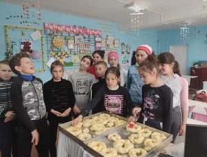 Ce bucuroși au fost copiii cu CES ,când în cadrul activității transdisciplinară ,,Vin Floriile cu soare,, au împletit colăcei și coronițe din flori. 23.04.2021