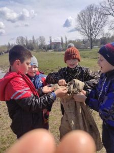 Cot la cot cu colegii ,elevii cu CES au curățat cu mare tragere de inimă ,pârăiașul din localitate. 08.04.2021