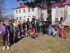 Teritoriul școlii a devenit mai curat și frumos după activitatea de voluntariat a  elevilor clasei a IV-a. În special s-au ivedențiat elevii cu CES. 25.05.2021. Bilunar -2021.