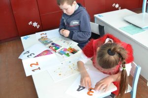 În cadrul orei de Educație plastică ,elelvii cu CES, au dat dovadă de  măiestrie la modelarea păsărilor de curte ,cu ajutorul plastelinei. Bravo lor! 20.10.2020