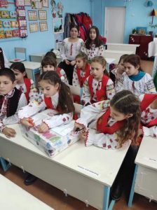 Sau pregătit că de sărbătoare ,elevii cu CES alături de colegii, pentru al întâlni pe Ursulică care venea din România  în cadrul proiectului transfrontalier ,, Ursulețul de pluș,, 08.12.2020