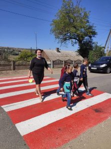 În cadrul Decadei circulației rutiere,elevii clasei întâi și picii de la grădiniță au repetat regulile de circulație.08.09.21