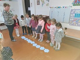Astfel cum am savurat astăzi 06.12.22 de priveliștea primelor fulgi, la fel le-a reușit și copiilor din grupa mare ”Albinuța” să ne însufle feeria anotimpului iarna prin intermediul activității publice desfășurate cu subiectul: ”Aventurile fulgilor de nea”, fiind ghidați de către educatorul – Stefoglo Anastasia.”