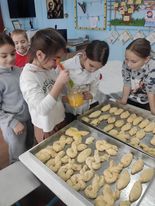 În cea din ultima zi al  Simestrului I, Rașcenco Angela, învățător, în frunte cu elevii clasei a II-a au desfășurat o activitate transdisciplinară ”În ajun de Crăciun” în cadrul căreia au reliefat obiceiurile și tradițiile regiunii noastre.