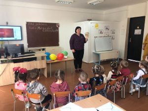 Preșcolarăreii din grupa mică au avut ocazia de a savura în cadrul activității publice din miracolul culorilor desfășurată la data de 23.03.2023 de către educatoarea Țuțuianu Angela.