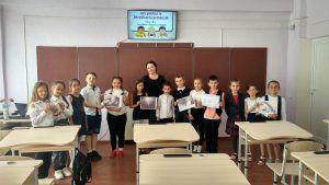 In instituția noastră, la data de 25.05.2023, s-a desfășurat încă o lecție transfrontalieră cu Școala Gimnazială din orașul Ploiești ”I. Basarabescu”, de data aceasta în clasa a II-a, la diciplina Dezvoltare personală, cu subiectul: ”Protecția personală pe timp de ploaie, vânt și ninsoare” Învățătoarea – Rașcenco Angela prin diferite metode și jocuri didactice interactive și-a atins scopul de a forma elevilor abilități și comportament corespunzător în cazuri excepționale iar elevii au participat cu plăcere la toate etapele lecției. Bravooo tuturor!
