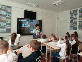 De ziua ușilor deschise, în clasa a III-a s-a desfășurat lecția de limba franceză ”Les aliments”, profesor Rusandu Tina, implementând modalitățile de lucru la tabla interactivă