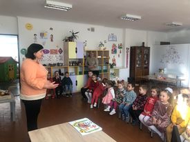 De Ziua ușilor deschise, la data de 27.10.23 s-a desfășurat activitate publică în grupa mixtă ”Romanița” – educator Țuțuianu Angela cu subiectul ”Hora fructelor”
