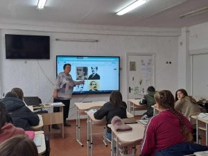 Astăzi, 05.12.23, a avut o lecție de suflet la limba și literatura română în clasa IX-a, profesor- Florea Luminița,  în cadrul căreia au dat dovadă de dezvoltarea abilităților de cercetare a informației cu referire la viața și activitatea marelui poet – Mihai Eminescu și ca calității de insușire a materialului prezentat.