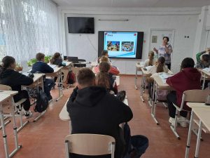 O altă lecție publică s-a desfășurat în clasa VI-a, la data de 04.12.23, dezvăluind subiectul: ”Elemente de cultură națională și locală. Tradiții și obiceiuri. Atelier de lectură și discuție”, responsabil fiind Dna Florea Luminița