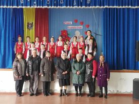Elevii clasei a III-a împreună cu Dna Rașcenco Angela, în ultima zi a toamnei anului 2023, l-au creat o zi deosebită pentru bunicii lor desfășurând o activitate deosebit de plăcută și emotivă. Le-au dedicat poezii, cântece și dansuri de voie bună unde s-au simțit cu adevărat ca într-o poveste din cartea vieții fiecăruia.