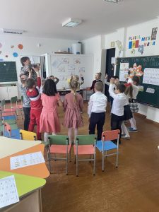 O activitate publică a avut loc la data de 27.03.24 în grupa pregătitoare ”Albinuța” desfășurând subiectul ”Fantezie de culoare” responsabil fiind Stefoglo Anastasia, educator.