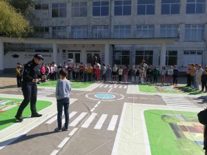 Elevii din ciclul primar și gimnazial din IP Gimnaziul – grădiniță ”Igor Crețu” au avut deosebită posibilitate de a participa activ în cadrul activității educaționale cu referire la regulile de circulație, utilizând materiale demonstrative, care a fost organizată de către membrii Poliției Raionale Cahul.