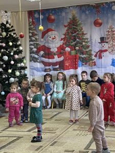 Copiii din grădiniță și-au luat rămas bun de la oaspetele principal , Bradul