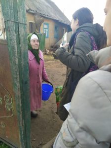 13.01.2020 – „Zâmbete pe fețele bătrânilor”. Așa s-a încheiat acțiunea de binefacere „Războiul bănuților”. Elevii din instituție au donat coletele cu produse alimentare pentru bătrâni, procurate din bănuții acumulați în urma concursului.